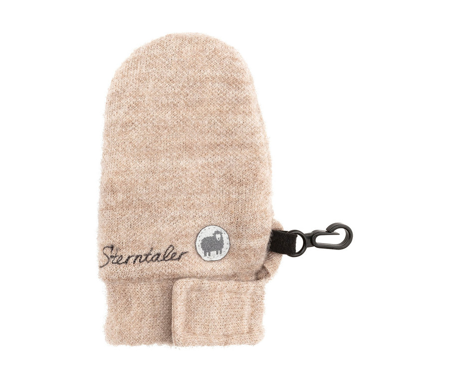 Einzelner beiger Fäustling aus warmem, strukturiertem Stoff mit Bündchen, einem 'Sterntaler'-Logo mit Schaf und einem schwarzen Clip an der Seite.
