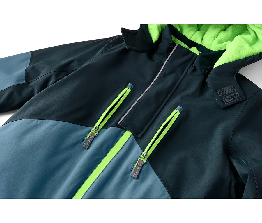 Dunkelblaue Jacke mit hellblauen Einsätzen und neongrünen Reißverschlüssen. Neongrünes Fleecefutter in der Kapuze und reflektierende Streifen sind sichtbar.