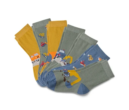 Mehrere Paare Kindersocken mit Baustellenmotiven.