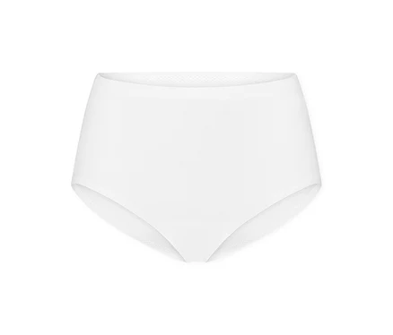 Weißer SCHIESSER Maxi-Slip liegt vor einem weißen Hintergrund.