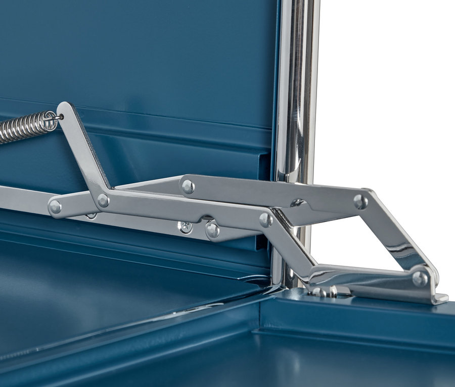 Detailansicht eines blauen Sideboards Metall »CN3« mit versetzbaren Klappenfächern und silberfarbenem Mechanismus.