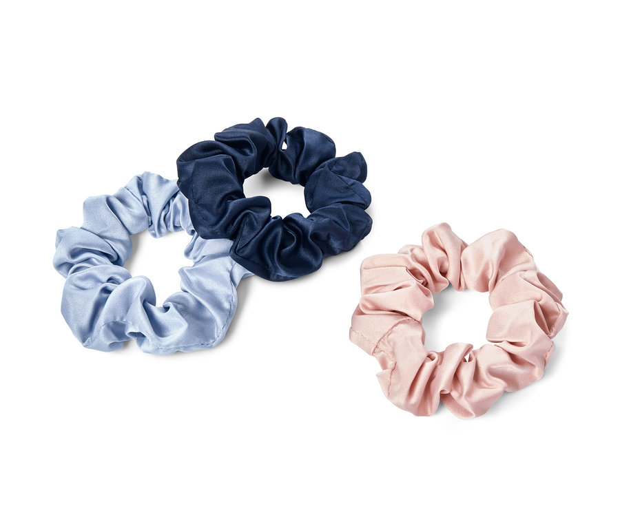 Drei Scrunchies: hellblau, dunkelblau und rosa.