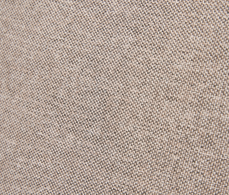 Detailaufnahme des Stoffs eines Loungesessels mit Polyrattangeflecht.