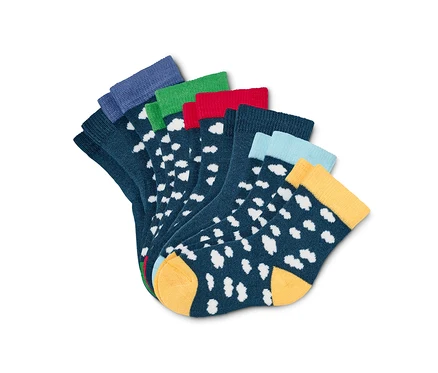 Sieben Paar Babysocken aus Bio-Baumwolle mit farbigen Bündchen und weißen Punkten.