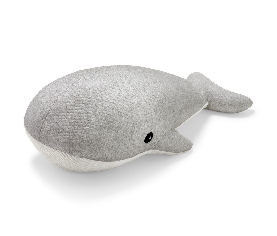 Ein grauer Riesen-Plüschwal liegt auf einem weißen Hintergrund.