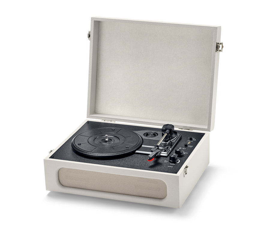 Ein weißer, tragbarer Retro-Plattenspieler mit Bluetooth®-Funktion ist geöffnet. Der Plattenspieler ist bereit zum Abspielen von Schallplatten.