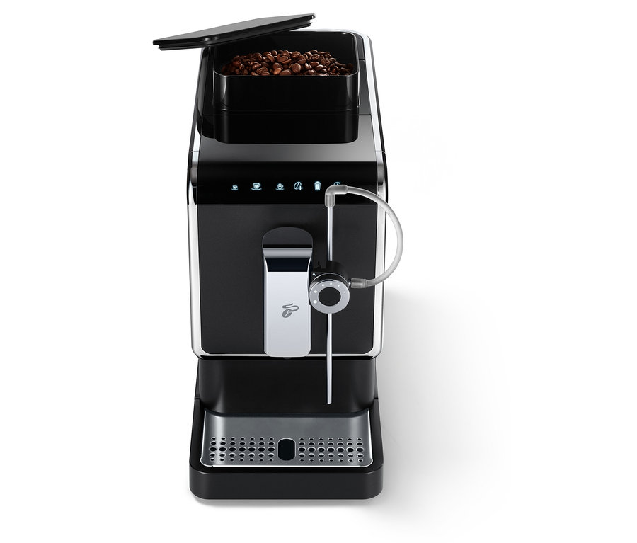 Ein anthrazitfarbener »Esperto Pro« Tchibo Kaffeevollautomat mit offenem Behälter für Kaffeebohnen.