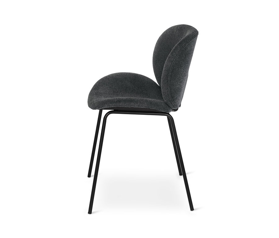 Ein dunkelgrauer, gepolsterter Designstuhl von der Seite.