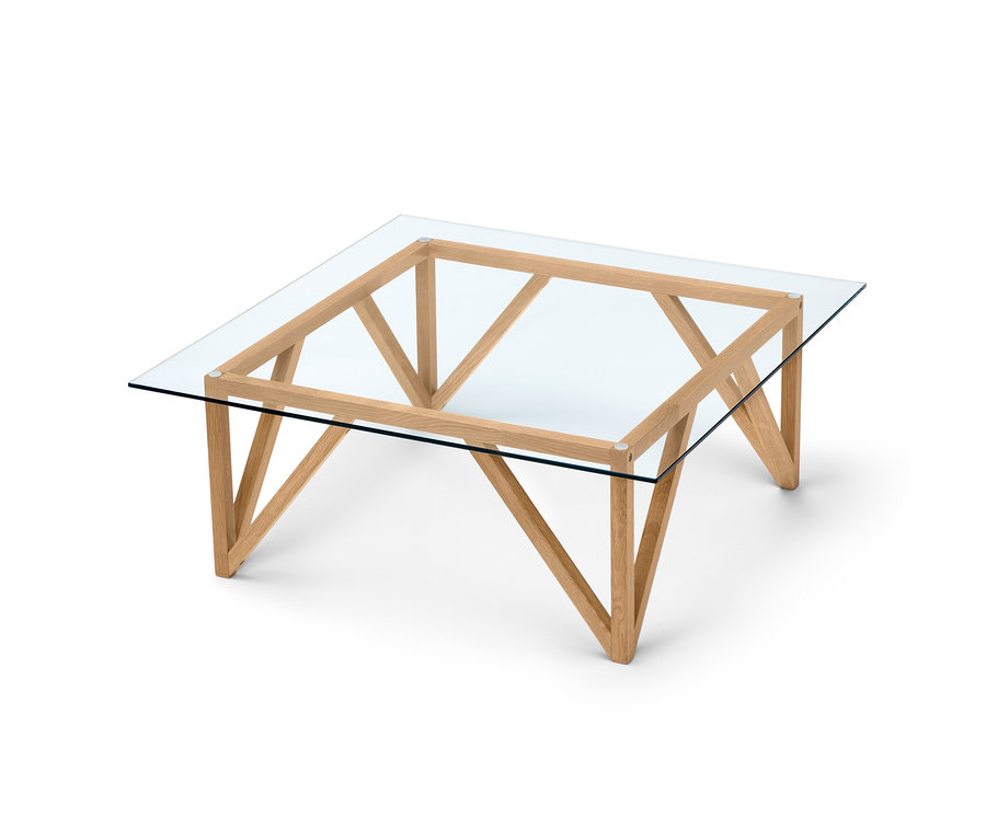 Quadratischer Couchtisch mit Holzrahmen und Glasplatte auf weißem Hintergrund.