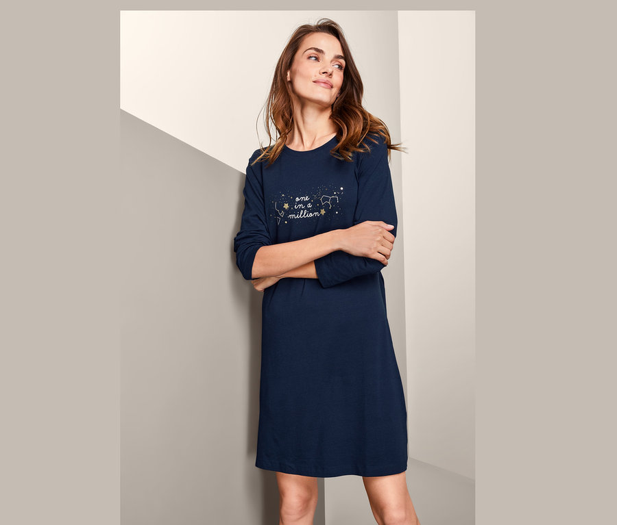 Frau trägt ein Nachthemd mit langen Ärmeln und Sternbilddruck.