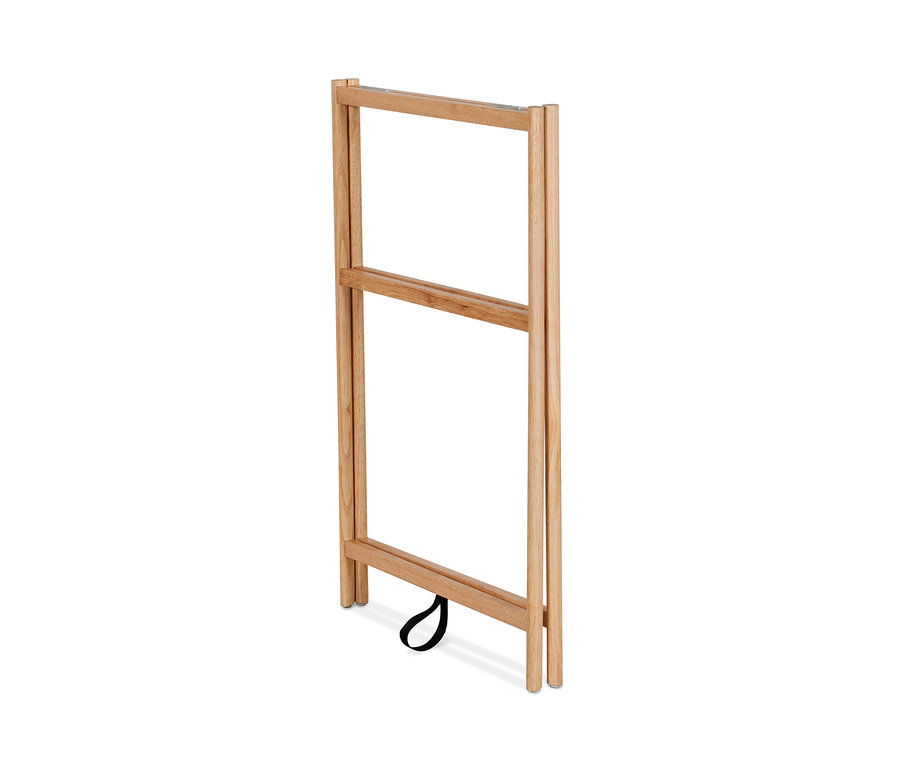 Ein Handtuchständer aus Massivholz steht zusammengeklappt.