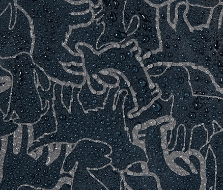 Nahaufnahme einer dunkelblauen Kinder Thermo-Regenhose mit reflektierenden Elementen, bedeckt mit Wassertropfen und Tiermuster.