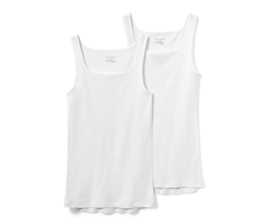 Zwei weiße Qualitäts-Feinripp-Unterhemden liegen übereinander.