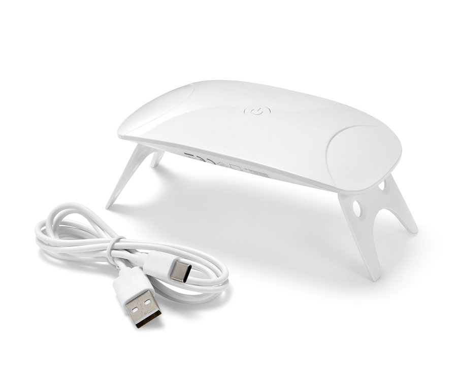 Ein weisser LED-UV-Nageltrockner und ein Ladekabel auf weissem Hintergrund.