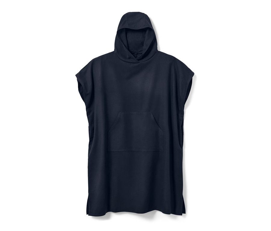 Blauer Umzieh-Poncho mit Kapuze und Tasche vorne.