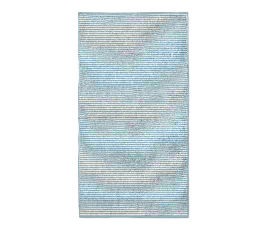 Blaues, hochwertiges Badetuch mit Streifen.