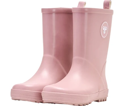 Zwei rosa Gummistiefel mit Logo.