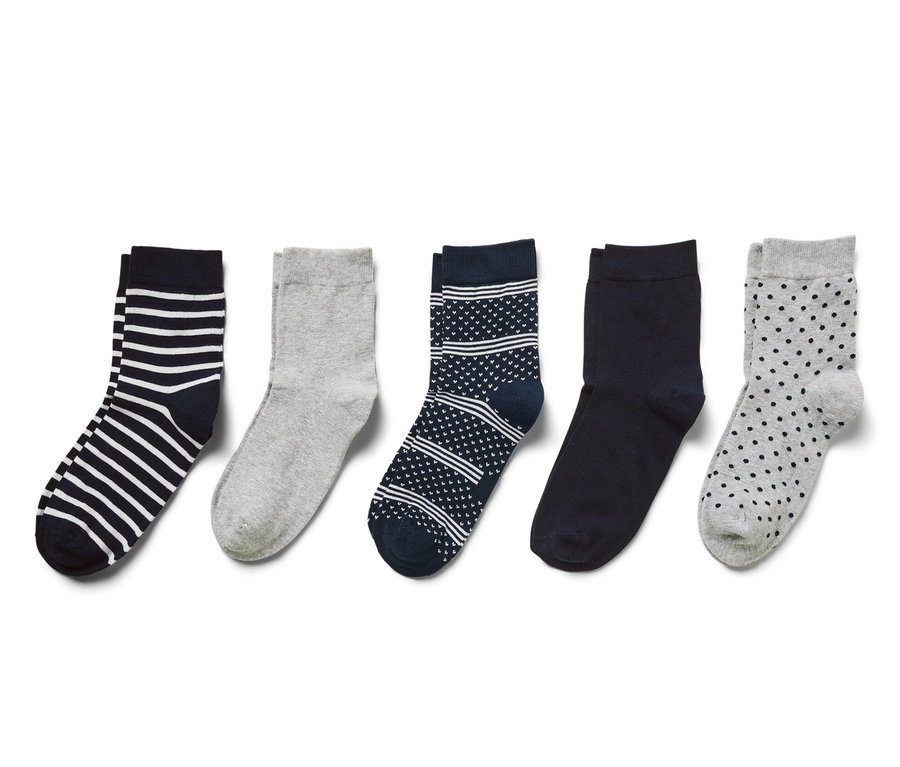 Fünf Paar Socken in verschiedenen Farben und Mustern.