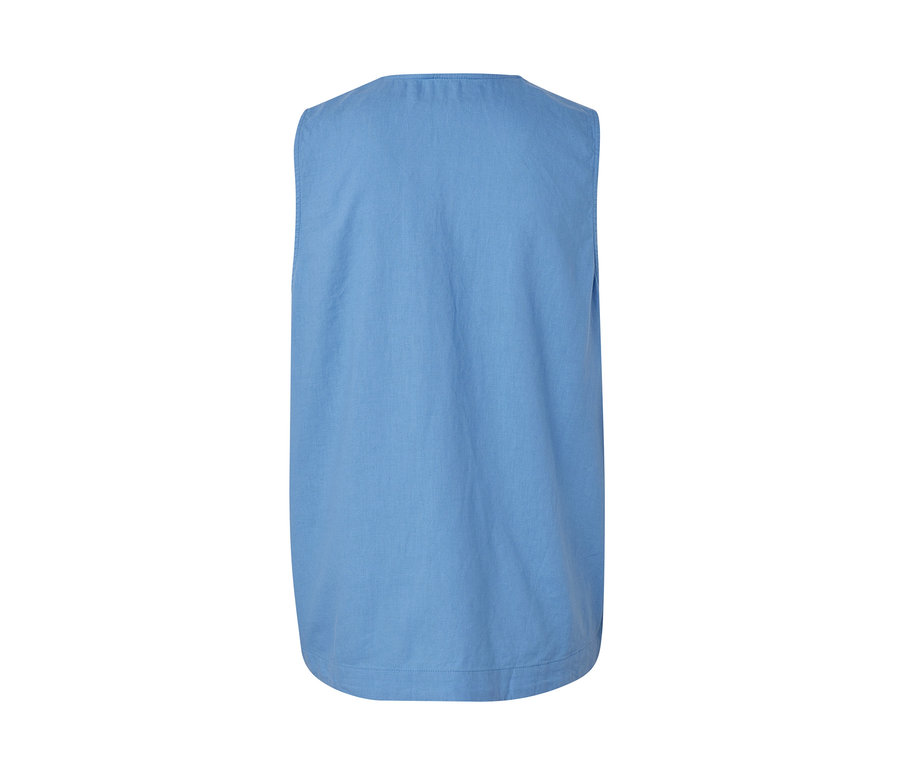 Hellblaue ärmellose Leinenbluse.