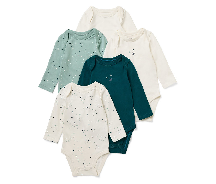 Fünf Baby-Langarmbodys in Creme, Grün und Dunkelblau mit Sternen.