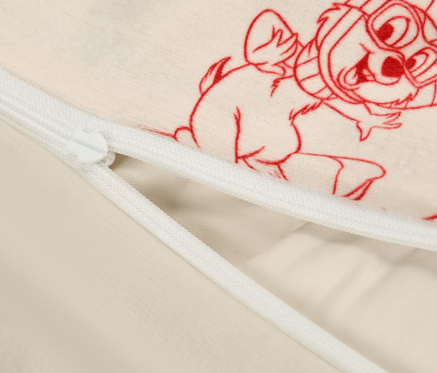 Detail einer beigen Stoffhülle mit Reißverschluss und rotem Zeichentrickfigurenaufdruck.