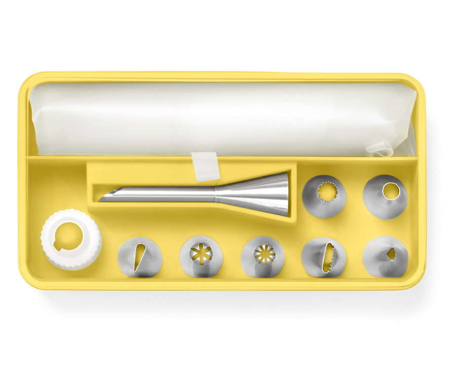 Gelbe Box mit Spritztüllen, Adapter und Beutel.