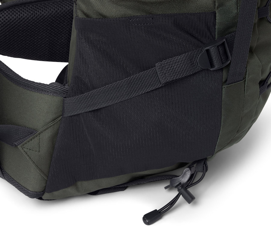 Detailansicht eines Wander-Rucksacks, 40 l, mit Netztasche und Riemen.