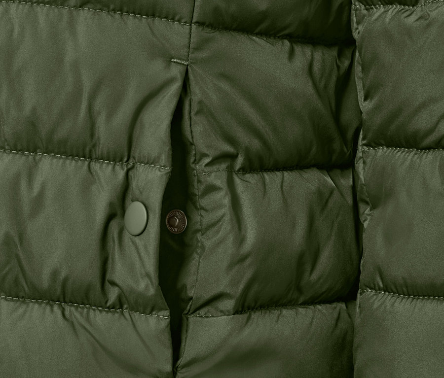 Detailaufnahme einer grünen Steppjacke mit Knopf