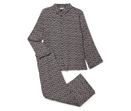 Ein Pyjama-Set mit langen Ärmeln und einer Hose mit Blumenmuster auf weißem Hintergrund.