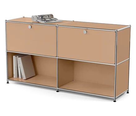Beiger Schrank mit vier Fächern, die oberen zwei mit Türen, auf dem Oberteil liegen eine Brille und eine Zeitschrift.