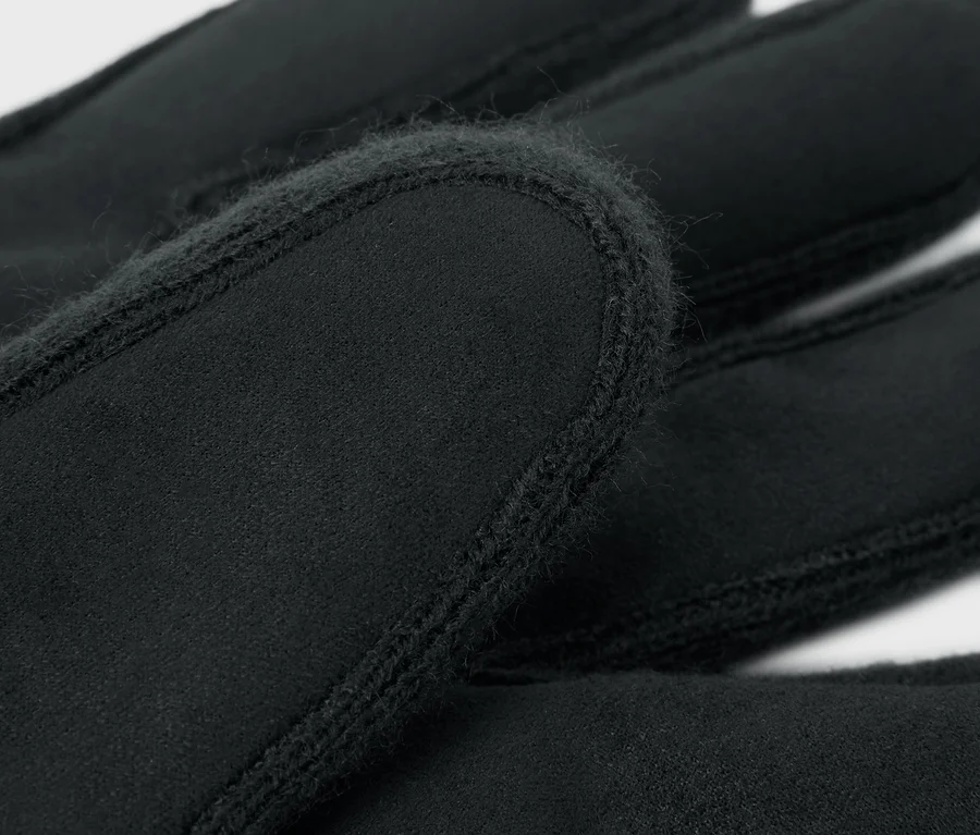 Detailaufnahme von schwarzen Handschuhen.