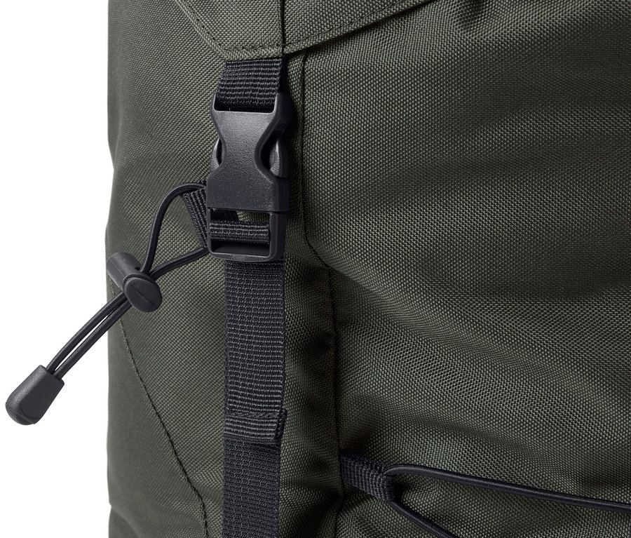 Detailaufnahme eines grünen Wander-Rucksacks, 40 l, mit schwarzem Schnallenverschluss und Kordelzug.