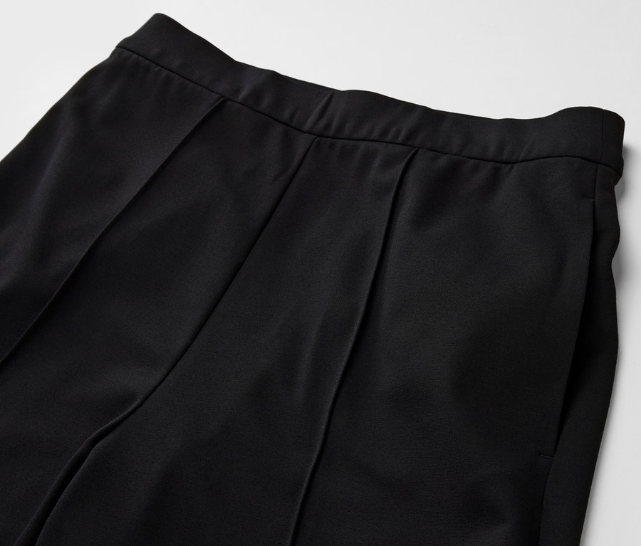 Detailansicht einer schwarzen Jerseyhose mit Biese.
