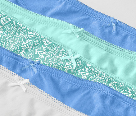 Nahaufnahme von fünf mehrfarbigen Slips.