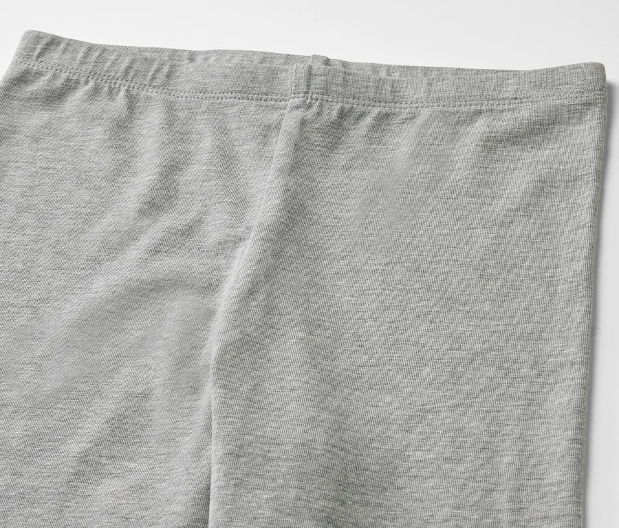 Detailaufnahme von grauen 3 Kinder-Leggings.