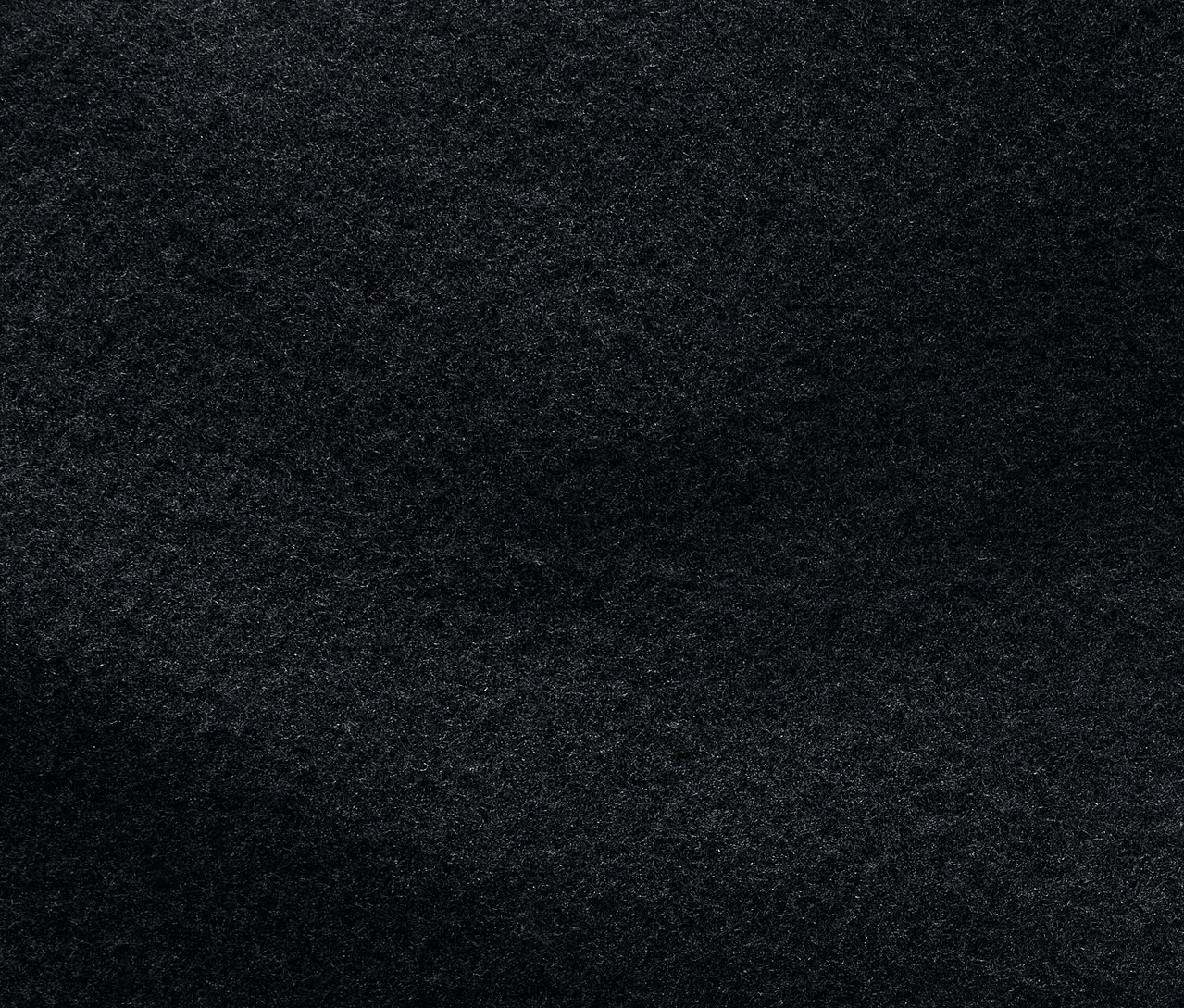 Nahaufnahme der Textur eines dunkelgrauen Stoffes.