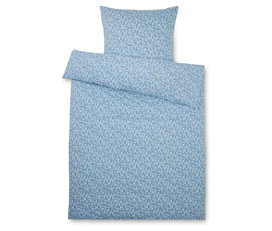 Ein blaues Bettwäsche-Set mit Blumenmuster, inklusive Kopfkissen.