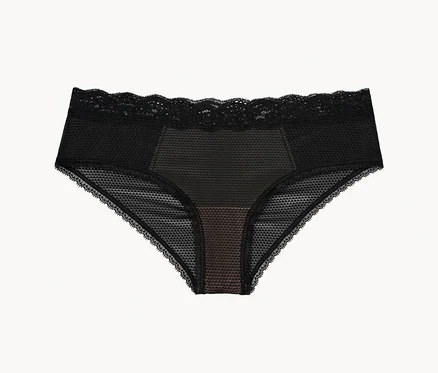 Schwarzer Damen-Slip mit Spitze auf weißem Hintergrund.
