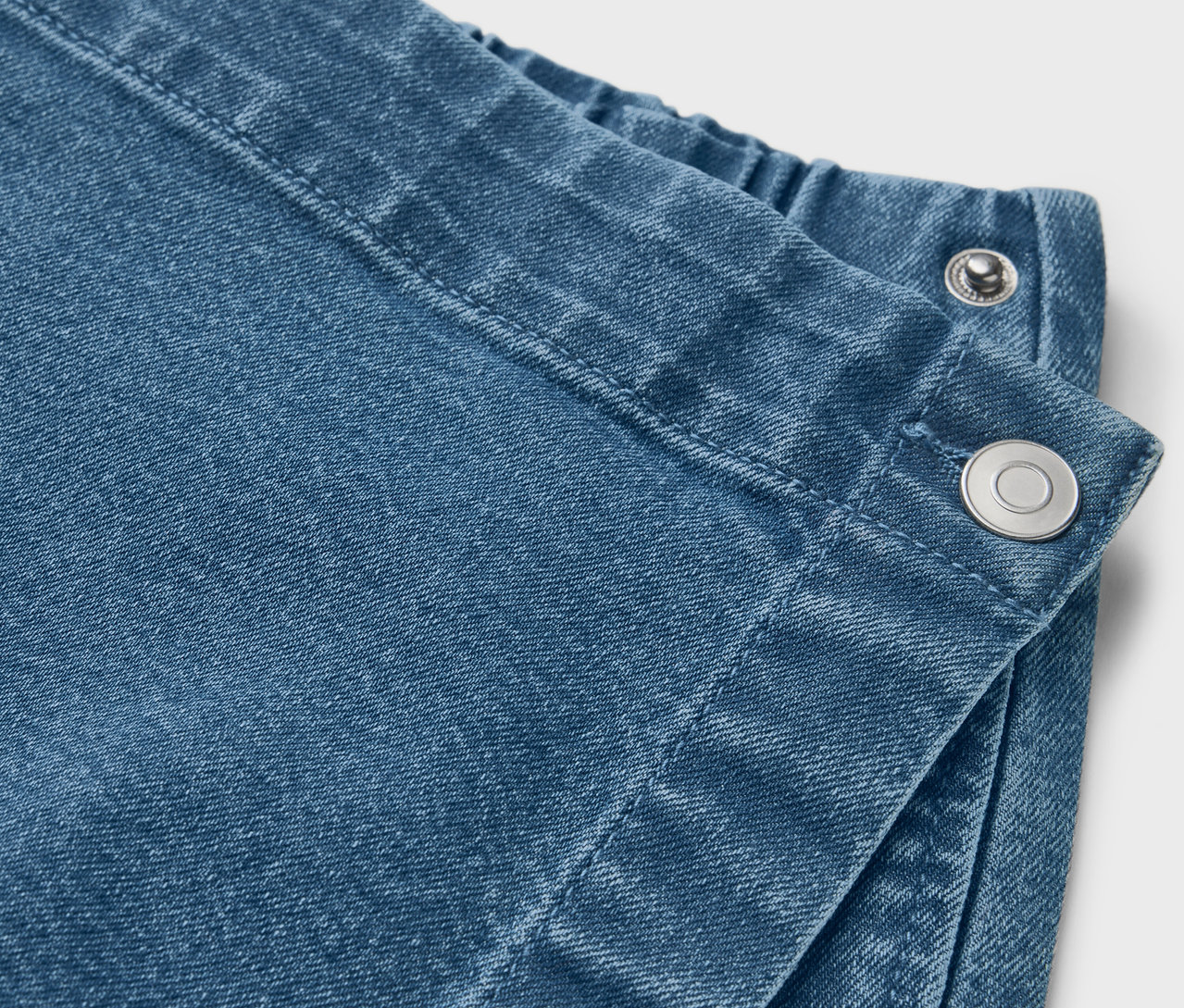 Detailaufnahme eines Kinder-Jeans-Hosenrocks.
