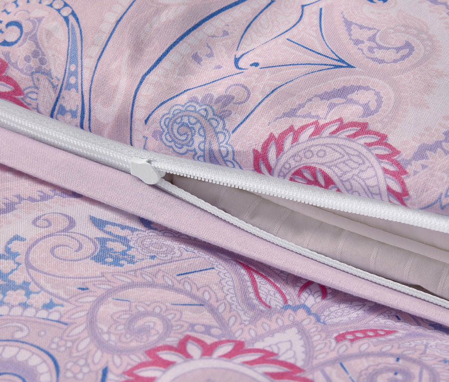 Detailaufnahme von rosafarbener Renforcé-Bettwäsche mit Reißverschluss.