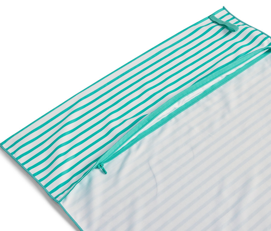 Ein gestreiftes Outdoor-Badetuch mit blau-weißen Streifen und einem Reißverschluss.