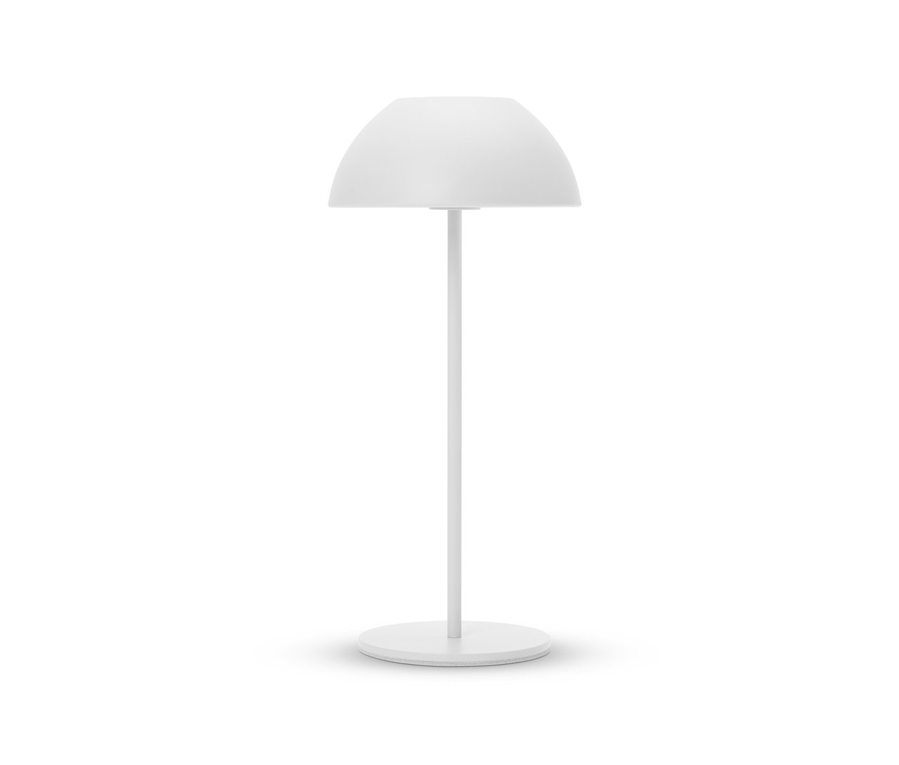 Eine weiße Lampe mit rundem Schirm auf weißem Hintergrund.