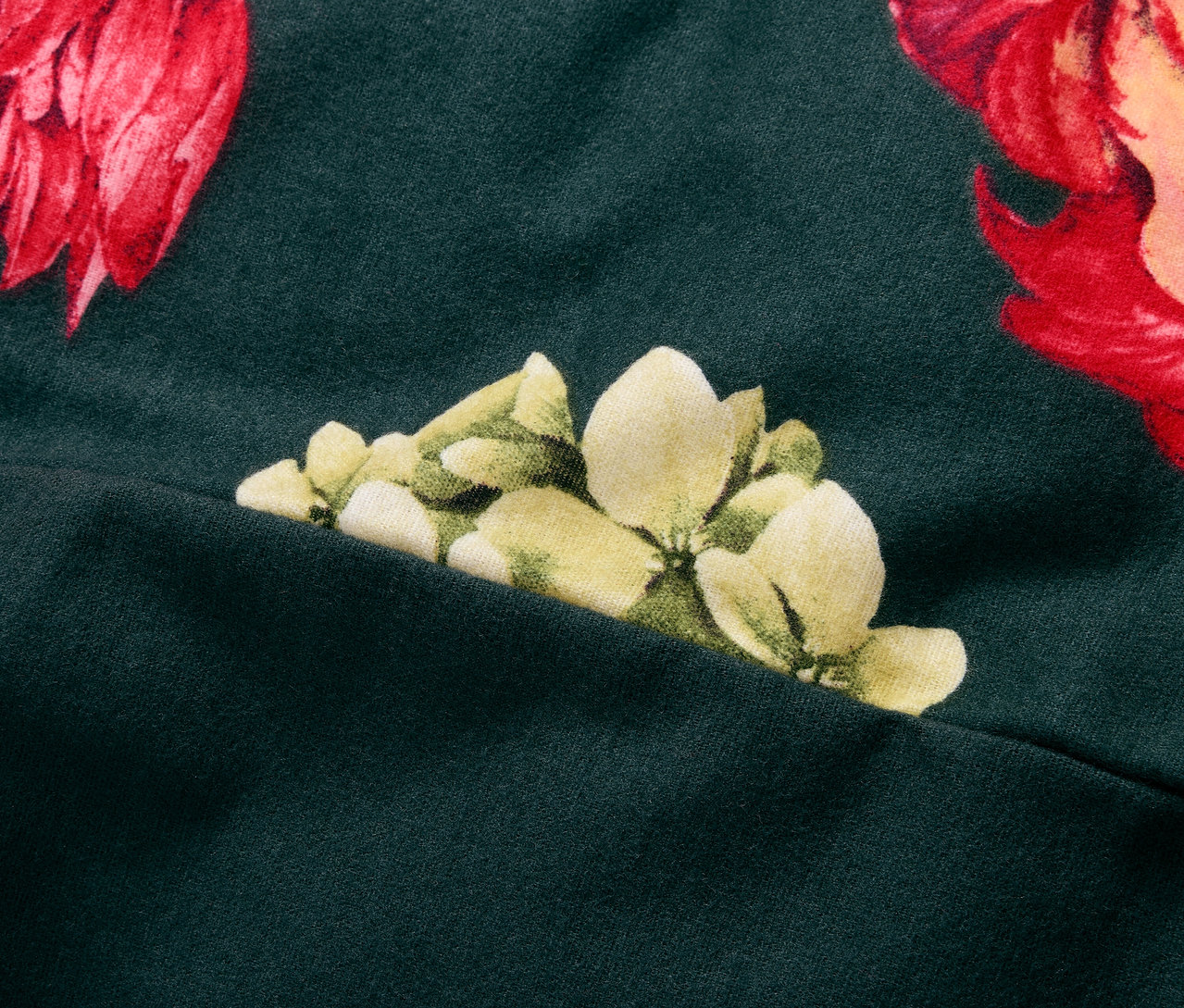 Detailansicht der grünen Biber-Bettwäsche in Normalgröße mit Blumenmuster.