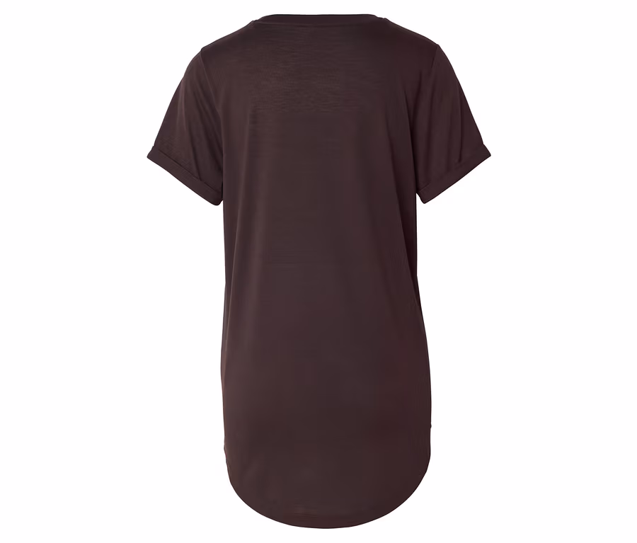 Rückansicht eines dunkelbraunen T-Shirts mit kurzen, hochgekrempelten Ärmeln und abgerundetem Saum.