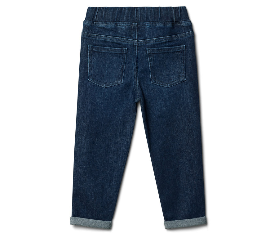Rückansicht einer dunkelblauen Jeans mit Gummibund und hochgekrempelten Hosenbeinen vor einem weißen Hintergrund.