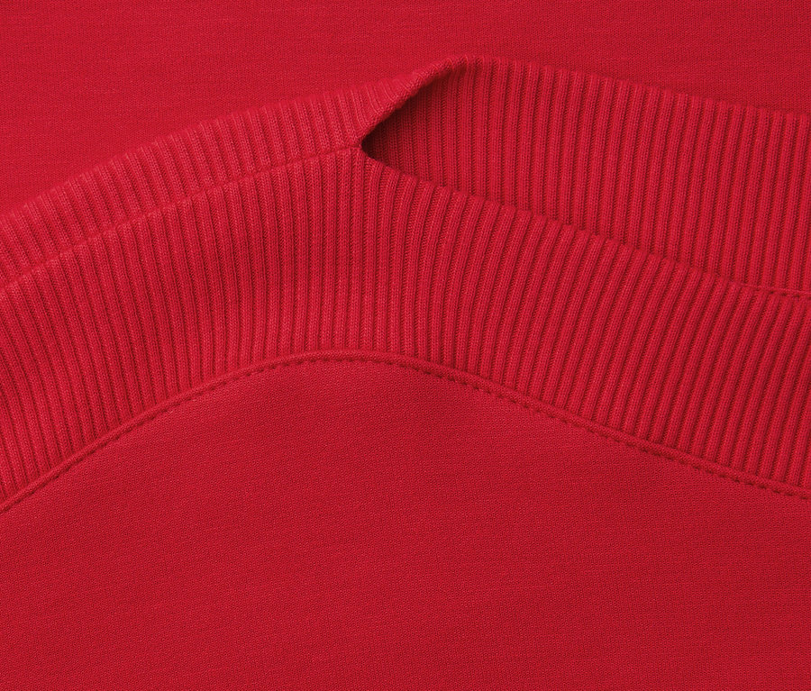 Nahaufnahme vom gerippten Halsausschnitt eines roten Street One Kurzarmshirts.