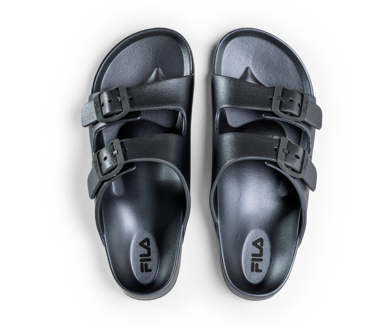 Draufsicht von zwei schwarzen FILA Matero Damen-Slippern.