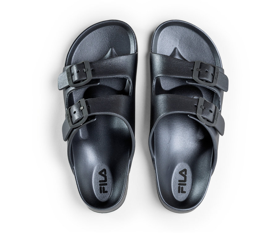 Draufsicht von zwei schwarzen FILA Matero Damen-Slippern.