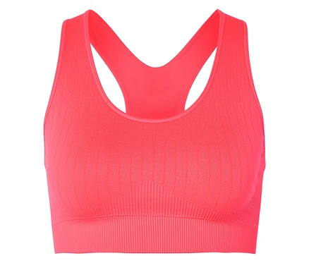 Nahaufnahme eines gerippten, korallenroten Sport-BHs mit Racerback-Design vor einem weißen Hintergrund.