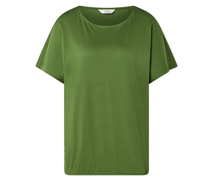Ein grünes T-Shirt liegt auf einem weißen Hintergrund.